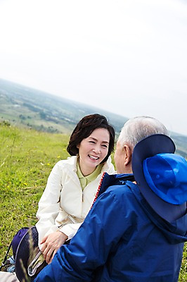 포토 JPG 주간 식물 모자 라이프스타일 부부 커플 여자 할아버지 노년 남자 꽃 할머니 하늘 레저 한국 아웃도어 미소 웃음 사람 앉기 동양인 잔디 초원 상반신 야외 두명 앞모습 뒷모습 레포츠 실버라이프 운동 제주도 마주보기 노부부 등산 트래킹 활발 한국인 풀 60대 상쾌 용눈이오름 노인만 국내포토 자연요소 잡화 감정 아시아 뷰포인트 컨셉 관계 모션 산 표정 건강 인종 성인 생활 성인만 파일형식