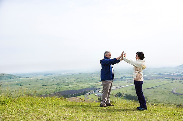 포토 JPG 주간 전신 식물 라이프스타일 부부 커플 여자 할아버지 노년 남자 꽃 할머니 하늘 레저 한국 아웃도어 서기 미소 웃음 사람 동양인 손짓 잔디 초원 야외 두명 옆모습 레포츠 실버라이프 운동 제주도 손잡기 노부부 등산 트래킹 활발 한국인 풀 60대 상쾌 용눈이오름 노인만 국내포토 자연요소 감정 아시아 뷰포인트 컨셉 관계 모션 산 표정 건강 인종 성인 생활 성인만 파일형식