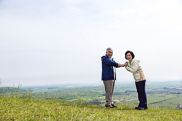 포토 JPG 주간 전신 식물 라이프스타일 부부 커플 여자 할아버지 노년 남자 꽃 할머니 하늘 레저 한국 아웃도어 서기 미소 웃음 사람 동양인 잔디 초원 야외 두명 옆모습 레포츠 실버라이프 운동 제주도 손잡기 노부부 등산 트래킹 활발 한국인 풀 60대 상쾌 용눈이오름 노인만 국내포토 자연요소 감정 아시아 뷰포인트 컨셉 관계 모션 산 표정 건강 인종 성인 생활 성인만 파일형식