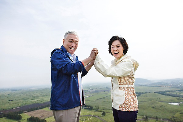 포토 JPG 주간 나무 식물 라이프스타일 부부 커플 여자 할아버지 노년 남자 할머니 하늘 레저 한국 아웃도어 서기 미소 웃음 사람 동양인 잔디 초원 상반신 야외 두명 옆모습 레포츠 실버라이프 운동 제주도 손잡기 노부부 등산 트래킹 활발 한국인 풀 60대 상쾌 용눈이오름 노인만 국내포토 자연요소 감정 아시아 뷰포인트 컨셉 관계 모션 산 표정 건강 인종 성인 생활 성인만 파일형식