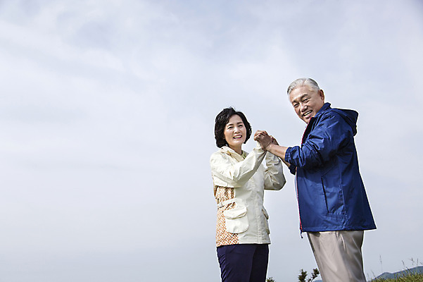포토 JPG 주간 나무 식물 라이프스타일 부부 커플 여자 할아버지 노년 남자 할머니 하늘 레저 한국 아웃도어 서기 미소 웃음 사람 동양인 상반신 야외 두명 옆모습 레포츠 실버라이프 운동 제주도 손잡기 노부부 등산 트래킹 활발 한국인 60대 상쾌 용눈이오름 노인만 국내포토 자연요소 감정 아시아 뷰포인트 컨셉 관계 모션 산 표정 건강 인종 성인 생활 성인만 파일형식