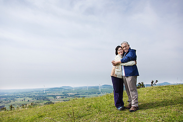 포토 JPG 주간 전신 나무 식물 라이프스타일 부부 커플 여자 할아버지 노년 남자 할머니 안기 포옹 하늘 레저 한국 아웃도어 서기 미소 웃음 사람 동양인 잔디 초원 야외 두명 레포츠 실버라이프 운동 제주도 노부부 등산 트래킹 활발 한국인 풀 60대 상쾌 용눈이오름 노인만 국내포토 자연요소 감정 아시아 컨셉 관계 모션 산 표정 건강 인종 성인 생활 성인만 파일형식