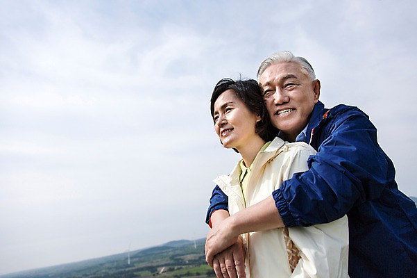 포토 JPG 주간 라이프스타일 부부 커플 여자 할아버지 노년 남자 할머니 안기 포옹 하늘 레저 한국 아웃도어 서기 미소 웃음 사람 동양인 상반신 야외 두명 레포츠 실버라이프 운동 제주도 노부부 등산 트래킹 활발 한국인 60대 상쾌 용눈이오름 노인만 국내포토 자연요소 감정 아시아 컨셉 관계 모션 산 표정 건강 인종 성인 생활 성인만 파일형식