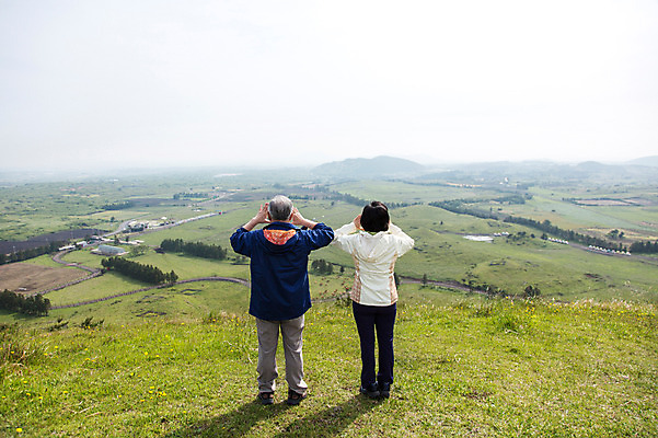 포토 JPG 주간 전신 나무 식물 라이프스타일 부부 커플 여자 할아버지 노년 남자 꽃 할머니 하늘 레저 한국 아웃도어 서기 사람 동양인 손짓 잔디 초원 야외 두명 뒷모습 레포츠 실버라이프 운동 제주도 노부부 외침 등산 트래킹 활발 한국인 풀 60대 상쾌 용눈이오름 노인만 국내포토 자연요소 감정 아시아 뷰포인트 컨셉 관계 모션 산 건강 인종 성인 생활 소리 성인만 파일형식