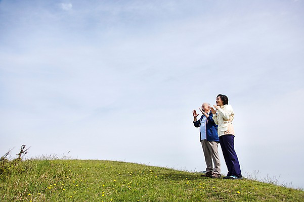 포토 JPG 주간 전신 식물 라이프스타일 부부 커플 여자 할아버지 노년 남자 꽃 할머니 하늘 레저 한국 아웃도어 서기 미소 웃음 사람 동양인 손짓 잔디 초원 야외 두명 옆모습 레포츠 실버라이프 운동 제주도 노부부 외침 등산 트래킹 활발 한국인 풀 60대 상쾌 용눈이오름 노인만 국내포토 자연요소 감정 아시아 뷰포인트 컨셉 관계 모션 산 표정 건강 인종 성인 생활 소리 성인만 파일형식
