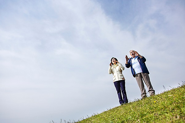 포토 JPG 주간 식물 구름 라이프스타일 부부 커플 여자 할아버지 노년 남자 꽃 할머니 하늘 레저 한국 아웃도어 서기 사람 동양인 손짓 잔디 초원 상반신 야외 두명 앞모습 레포츠 실버라이프 운동 제주도 노부부 외침 등산 트래킹 활발 한국인 풀 60대 상쾌 용눈이오름 노인만 국내포토 자연요소 감정 아시아 뷰포인트 컨셉 관계 모션 산 건강 인종 성인 생활 소리 성인만 파일형식