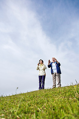 포토 JPG 주간 식물 구름 라이프스타일 부부 커플 여자 할아버지 노년 남자 꽃 할머니 하늘 레저 한국 아웃도어 서기 미소 웃음 사람 동양인 손짓 잔디 초원 상반신 야외 두명 앞모습 레포츠 실버라이프 운동 제주도 노부부 외침 등산 트래킹 활발 한국인 풀 60대 상쾌 용눈이오름 노인만 국내포토 자연요소 감정 아시아 뷰포인트 컨셉 관계 모션 산 표정 건강 인종 성인 생활 소리 성인만 파일형식