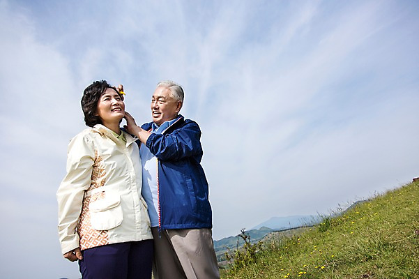 포토 JPG 주간 식물 라이프스타일 부부 커플 여자 할아버지 노년 남자 꽃 할머니 하늘 레저 한국 아웃도어 서기 미소 웃음 들기 사람 동양인 잔디 초원 상반신 야외 두명 레포츠 실버라이프 운동 제주도 노부부 등산 트래킹 활발 한국인 풀 60대 상쾌 용눈이오름 노인만 국내포토 자연요소 감정 아시아 컨셉 관계 모션 산 표정 건강 인종 성인 생활 성인만 파일형식