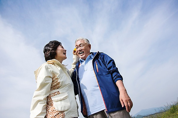포토 JPG 주간 식물 라이프스타일 부부 커플 여자 할아버지 노년 남자 꽃 할머니 로우앵글 하늘 레저 한국 아웃도어 서기 미소 웃음 들기 사람 동양인 상반신 야외 두명 레포츠 실버라이프 운동 제주도 노부부 등산 트래킹 활발 한국인 풀 60대 상쾌 용눈이오름 노인만 국내포토 자연요소 감정 아시아 뷰포인트 컨셉 관계 모션 산 표정 건강 인종 성인 생활 성인만 파일형식