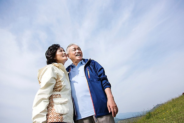 포토 JPG 주간 식물 라이프스타일 부부 커플 여자 할아버지 노년 남자 꽃 할머니 로우앵글 하늘 레저 한국 아웃도어 서기 미소 웃음 사람 동양인 잔디 초원 상반신 야외 두명 레포츠 실버라이프 운동 제주도 노부부 등산 트래킹 활발 한국인 풀 60대 상쾌 용눈이오름 노인만 국내포토 자연요소 감정 아시아 뷰포인트 컨셉 관계 모션 산 표정 건강 인종 성인 생활 성인만 파일형식