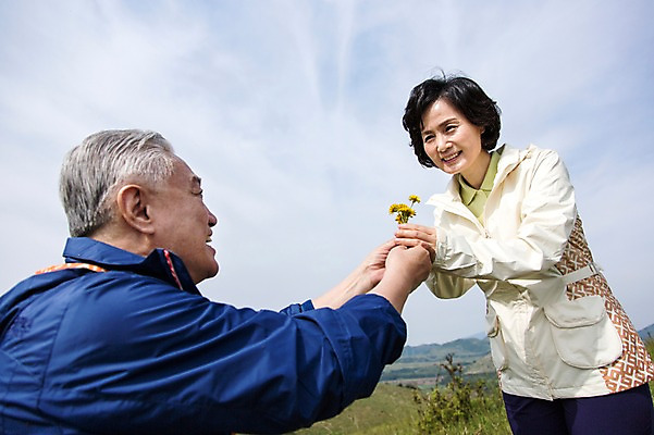 포토 JPG 주간 식물 라이프스타일 부부 커플 여자 할아버지 노년 남자 꽃 할머니 프로포즈 하늘 한국 아웃도어 서기 미소 웃음 들기 사람 동양인 상반신 야외 두명 옆모습 실버라이프 제주도 노부부 활발 한국인 60대 상쾌 용눈이오름 노인만 국내포토 자연요소 감정 아시아 뷰포인트 컨셉 관계 모션 산 표정 인종 성인 생활 성인만 파일형식