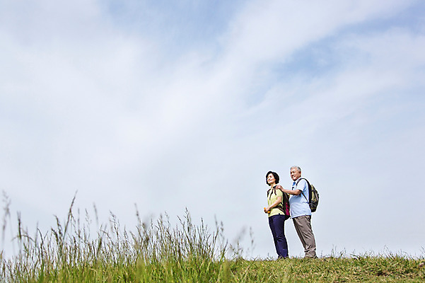 포토 JPG 주간 식물 구름 라이프스타일 부부 커플 여자 할아버지 노년 남자 할머니 가방 배낭 하늘 레저 한국 서기 미소 웃음 들기 사람 동양인 잔디 초원 상반신 야외 두명 옆모습 레포츠 실버라이프 운동 제주도 노부부 등산 트래킹 활발 한국인 풀 60대 상쾌 손수건 용눈이오름 노인만 국내포토 자연요소 잡화 감정 아시아 뷰포인트 컨셉 관계 모션 산 표정 건강 인종 성인 생활 성인만 파일형식