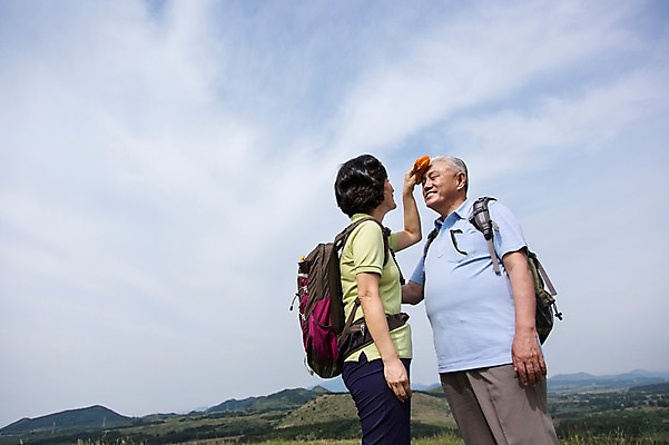 포토 JPG 주간 나무 식물 구름 라이프스타일 부부 커플 여자 할아버지 노년 남자 할머니 가방 배낭 하늘 레저 산 한국 서기 미소 웃음 들기 사람 동양인 상반신 야외 두명 옆모습 레포츠 실버라이프 운동 제주도 마주보기 노부부 등산 트래킹 활발 한국인 60대 상쾌 손수건 용눈이오름 노인만 국내포토 자연요소 잡화 감정 아시아 뷰포인트 컨셉 관계 모션 표정 건강 인종 성인 생활 성인만 파일형식
