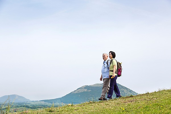 포토 JPG 주간 전신 식물 라이프스타일 부부 커플 여자 할아버지 노년 남자 꽃 할머니 가방 배낭 하늘 레저 산 한국 서기 미소 웃음 들기 사람 동양인 잔디 초원 야외 두명 옆모습 레포츠 실버라이프 운동 제주도 손잡기 노부부 등산 트래킹 활발 한국인 풀 60대 상쾌 손수건 용눈이오름 노인만 국내포토 자연요소 잡화 감정 아시아 뷰포인트 컨셉 관계 모션 표정 건강 인종 성인 생활 성인만 파일형식