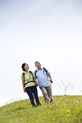 포토 JPG 주간 식물 라이프스타일 부부 커플 여자 할아버지 노년 남자 꽃 할머니 가방 배낭 하늘 레저 한국 서기 미소 웃음 사람 동양인 잔디 초원 상반신 야외 두명 앞모습 레포츠 실버라이프 운동 제주도 손잡기 노부부 등산 트래킹 활발 한국인 풀 60대 상쾌 용눈이오름 노인만 국내포토 자연요소 잡화 감정 아시아 뷰포인트 컨셉 관계 모션 산 표정 건강 인종 성인 생활 성인만 파일형식