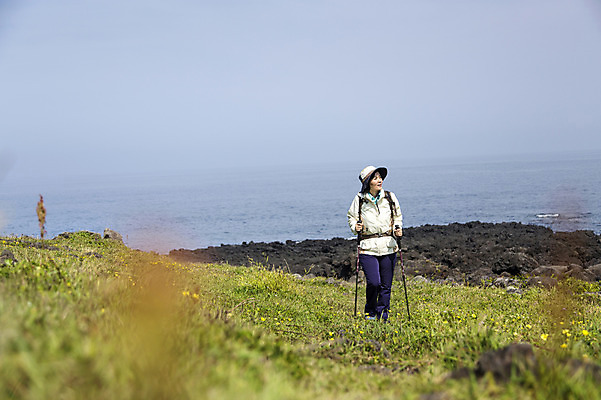 포토 JPG 주간 식물 모자 라이프스타일 여자 노년 꽃 할머니 바다 가방 배낭 지팡이 하늘 레저 한국 아웃도어 한명 서기 사람 동양인 잔디 초원 상반신 해변 야외 앞모습 레포츠 실버라이프 운동 제주도 등산 트래킹 활발 한국인 돌_바위 바위 풀 막대기 60대 상쾌 섭지코지 여자만 여자한명만 노인만 노인여자만 노인여자한명만 국내포토 자연요소 1 잡화 감정 아시아 뷰포인트 컨셉 모션 건강 인종 성인 생활 성인만 파일형식