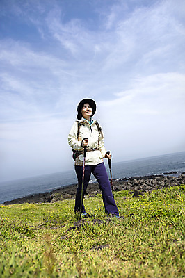 포토 JPG 주간 전신 식물 구름 모자 라이프스타일 여자 노년 꽃 할머니 바다 가방 배낭 지팡이 하늘 레저 한국 아웃도어 한명 서기 미소 웃음 사람 동양인 잔디 초원 해변 야외 레포츠 실버라이프 운동 제주도 등산 트래킹 활발 한국인 돌_바위 바위 풀 막대기 60대 상쾌 섭지코지 여자만 여자한명만 노인만 노인여자만 노인여자한명만 국내포토 자연요소 1 잡화 감정 아시아 컨셉 모션 표정 건강 인종 성인 생활 성인만 파일형식