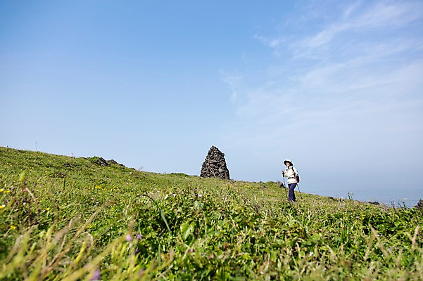 포토 JPG 주간 식물 모자 라이프스타일 여자 노년 꽃 할머니 가방 배낭 지팡이 하늘 레저 한국 아웃도어 한명 서기 미소 웃음 사람 동양인 잔디 초원 상반신 야외 레포츠 실버라이프 운동 제주도 등산 트래킹 활발 한국인 돌_바위 바위 풀 막대기 석탑 60대 상쾌 섭지코지 여자만 여자한명만 노인만 노인여자만 노인여자한명만 국내포토 자연요소 1 잡화 감정 아시아 컨셉 모션 표정 건강 인종 성인 생활 탑 성인만 파일형식