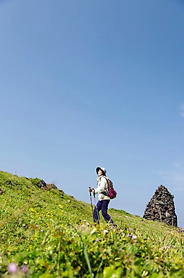 포토 JPG 주간 식물 모자 라이프스타일 여자 노년 꽃 할머니 가방 배낭 지팡이 하늘 레저 한국 아웃도어 한명 서기 미소 웃음 사람 동양인 잔디 초원 상반신 야외 옆모습 레포츠 실버라이프 운동 제주도 등산 트래킹 활발 한국인 돌_바위 바위 풀 막대기 석탑 60대 상쾌 섭지코지 여자만 여자한명만 노인만 노인여자만 노인여자한명만 국내포토 자연요소 1 잡화 감정 아시아 뷰포인트 컨셉 모션 표정 건강 인종 성인 생활 탑 성인만 파일형식