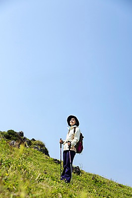 포토 JPG 주간 식물 모자 라이프스타일 여자 노년 꽃 할머니 가방 배낭 지팡이 하늘 레저 한국 아웃도어 한명 서기 미소 웃음 사람 동양인 잔디 초원 상반신 야외 레포츠 실버라이프 운동 제주도 등산 트래킹 활발 한국인 돌_바위 바위 풀 막대기 60대 상쾌 섭지코지 여자만 여자한명만 노인만 노인여자만 노인여자한명만 국내포토 자연요소 1 잡화 감정 아시아 컨셉 모션 표정 건강 인종 성인 생활 성인만 파일형식