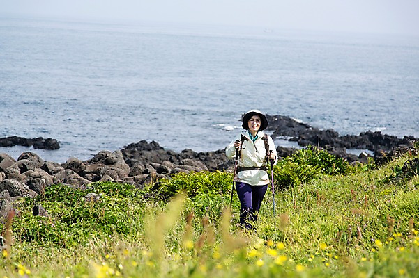 포토 JPG 주간 식물 모자 라이프스타일 여자 노년 꽃 할머니 바다 가방 배낭 지팡이 레저 한국 아웃도어 한명 미소 웃음 들기 사람 동양인 잔디 초원 상반신 해변 야외 앞모습 레포츠 실버라이프 운동 제주도 등산 트래킹 활발 한국인 돌_바위 바위 풀 막대기 60대 상쾌 섭지코지 여자만 여자한명만 노인만 노인여자만 노인여자한명만 국내포토 자연요소 1 잡화 감정 아시아 뷰포인트 컨셉 모션 표정 건강 인종 성인 생활 성인만 파일형식