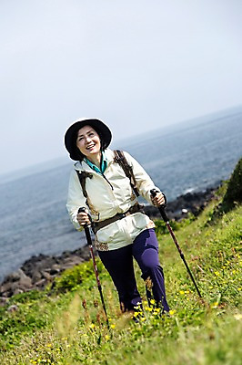 포토 JPG 주간 식물 모자 라이프스타일 여자 노년 꽃 할머니 바다 가방 배낭 지팡이 하늘 레저 한국 아웃도어 한명 서기 미소 웃음 사람 동양인 잔디 초원 상반신 해변 야외 앞모습 아웃포커스 레포츠 실버라이프 운동 제주도 등산 트래킹 활발 한국인 돌_바위 바위 풀 막대기 60대 상쾌 섭지코지 여자만 여자한명만 노인만 노인여자만 노인여자한명만 국내포토 자연요소 1 잡화 감정 아시아 뷰포인트 컨셉 모션 촬영기법 표정 건강 인종 성인 생활 성인만 파일형식