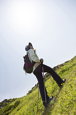 포토 JPG 주간 전신 식물 모자 라이프스타일 여자 노년 꽃 할머니 가방 배낭 지팡이 하늘 레저 한국 아웃도어 한명 서기 사람 동양인 잔디 초원 야외 옆모습 레포츠 실버라이프 운동 제주도 등산 트래킹 활발 한국인 풀 막대기 60대 상쾌 섭지코지 여자만 여자한명만 노인만 노인여자만 노인여자한명만 국내포토 자연요소 1 잡화 감정 아시아 뷰포인트 컨셉 모션 건강 인종 성인 생활 성인만 파일형식