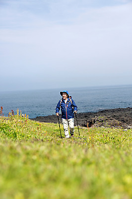 포토 JPG 주간 전신 식물 모자 라이프스타일 할아버지 노년 남자 바다 가방 배낭 지팡이 하늘 레저 한국 아웃도어 한명 서기 미소 웃음 사람 동양인 잔디 초원 해변 야외 앞모습 아웃포커스 레포츠 실버라이프 운동 제주도 등산 트래킹 활발 한국인 돌_바위 바위 풀 막대기 60대 상쾌 섭지코지 남자만 남자한명만 노인만 노인남자만 노인남자한명만 국내포토 자연요소 1 잡화 감정 아시아 뷰포인트 컨셉 모션 촬영기법 표정 건강 인종 성인 생활 성인만 파일형식