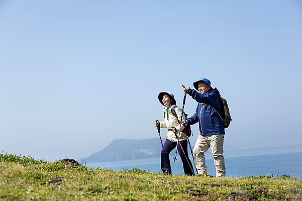 포토 JPG 주간 식물 모자 라이프스타일 부부 여자 할아버지 노년 남자 할머니 바다 가방 배낭 지팡이 하늘 레저 한국 아웃도어 서기 미소 웃음 들기 사람 동양인 손짓 잔디 초원 상반신 해변 야외 두명 레포츠 실버라이프 운동 제주도 노부부 등산 트래킹 활발 한국인 가리킴 풀 막대기 60대 상쾌 섭지코지 노인만 국내포토 자연요소 커플 잡화 감정 아시아 컨셉 모션 표정 건강 인종 성인 생활 성인만 파일형식