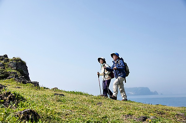 포토 JPG 주간 전신 식물 모자 라이프스타일 부부 여자 할아버지 노년 남자 할머니 바다 가방 배낭 지팡이 하늘 레저 한국 아웃도어 서기 미소 웃음 사람 동양인 잔디 초원 해변 야외 두명 레포츠 실버라이프 운동 제주도 노부부 등산 트래킹 활발 한국인 돌_바위 바위 풀 막대기 60대 상쾌 섭지코지 노인만 국내포토 자연요소 커플 잡화 감정 아시아 컨셉 모션 표정 건강 인종 성인 생활 성인만 파일형식