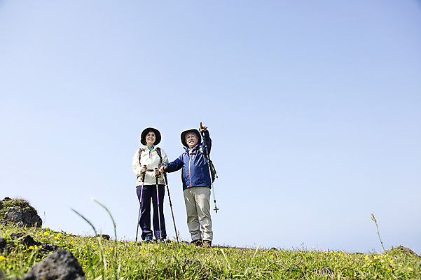 포토 JPG 주간 전신 식물 모자 라이프스타일 부부 여자 할아버지 노년 남자 꽃 할머니 가방 배낭 지팡이 하늘 레저 한국 아웃도어 서기 미소 웃음 들기 사람 동양인 손짓 잔디 초원 야외 두명 앞모습 레포츠 실버라이프 운동 제주도 노부부 등산 트래킹 활발 한국인 가리킴 풀 막대기 60대 상쾌 섭지코지 노인만 국내포토 자연요소 커플 잡화 감정 아시아 뷰포인트 컨셉 모션 표정 건강 인종 성인 생활 성인만 파일형식