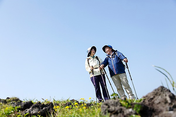 포토 JPG 주간 식물 모자 라이프스타일 부부 여자 할아버지 노년 남자 꽃 할머니 가방 배낭 지팡이 하늘 레저 한국 아웃도어 서기 미소 웃음 사람 동양인 잔디 초원 상반신 야외 두명 아웃포커스 레포츠 실버라이프 운동 제주도 마주보기 노부부 등산 트래킹 활발 한국인 돌_바위 바위 풀 막대기 60대 상쾌 섭지코지 노인만 국내포토 자연요소 커플 잡화 감정 아시아 컨셉 모션 촬영기법 표정 건강 인종 성인 생활 성인만 파일형식