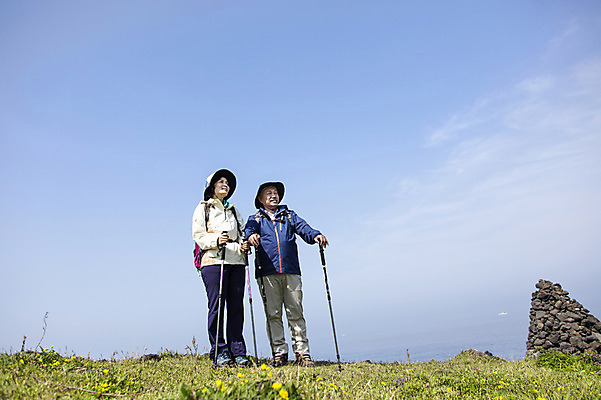 포토 JPG 주간 전신 식물 모자 라이프스타일 부부 여자 할아버지 노년 남자 꽃 할머니 가방 배낭 지팡이 하늘 레저 한국 아웃도어 서기 미소 웃음 사람 동양인 잔디 초원 야외 두명 레포츠 실버라이프 운동 제주도 노부부 등산 트래킹 활발 한국인 돌_바위 바위 풀 막대기 석탑 60대 상쾌 섭지코지 노인만 국내포토 자연요소 커플 잡화 감정 아시아 컨셉 모션 표정 건강 인종 성인 생활 탑 성인만 파일형식