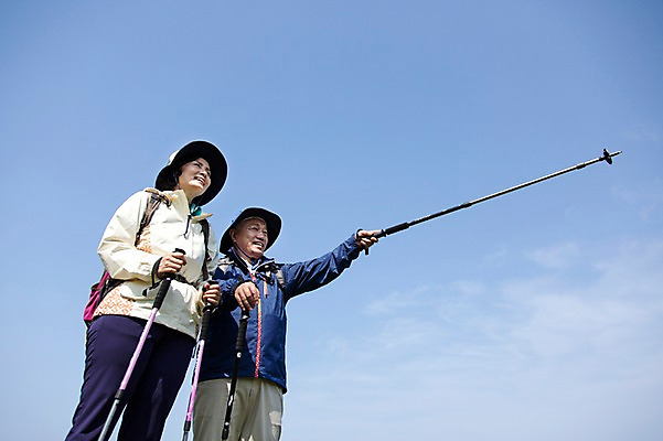 포토 JPG 주간 구름 모자 라이프스타일 부부 응시 여자 할아버지 노년 남자 할머니 로우앵글 가방 배낭 지팡이 하늘 레저 한국 아웃도어 서기 미소 웃음 들기 사람 동양인 상반신 야외 두명 레포츠 실버라이프 운동 제주도 노부부 등산 트래킹 활발 한국인 가리킴 막대기 60대 상쾌 섭지코지 노인만 국내포토 자연요소 커플 시선 잡화 감정 아시아 뷰포인트 컨셉 모션 표정 건강 인종 손짓 성인 생활 성인만 파일형식