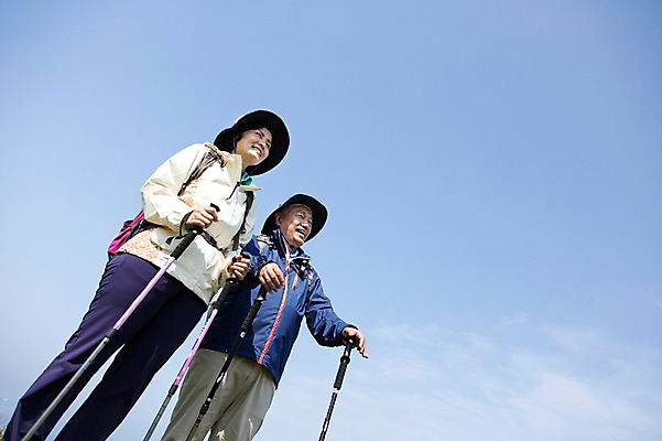 포토 JPG 주간 구름 모자 라이프스타일 부부 여자 할아버지 노년 남자 할머니 로우앵글 가방 배낭 지팡이 하늘 레저 한국 아웃도어 서기 미소 웃음 사람 동양인 상반신 야외 두명 레포츠 실버라이프 운동 제주도 노부부 등산 트래킹 활발 한국인 막대기 60대 상쾌 섭지코지 노인만 국내포토 자연요소 커플 잡화 감정 아시아 뷰포인트 컨셉 모션 표정 건강 인종 성인 생활 성인만 파일형식