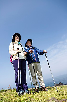 포토 JPG 주간 전신 식물 구름 모자 라이프스타일 부부 여자 할아버지 노년 남자 꽃 할머니 바다 로우앵글 가방 배낭 지팡이 하늘 레저 한국 아웃도어 서기 미소 웃음 사람 동양인 잔디 초원 해변 야외 두명 레포츠 실버라이프 운동 제주도 노부부 등산 트래킹 활발 한국인 돌_바위 바위 풀 막대기 60대 상쾌 섭지코지 노인만 국내포토 자연요소 커플 잡화 감정 아시아 뷰포인트 컨셉 모션 표정 건강 인종 성인 생활 성인만 파일형식