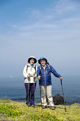 포토 JPG 주간 전신 식물 모자 라이프스타일 부부 여자 할아버지 노년 남자 꽃 할머니 바다 가방 배낭 지팡이 하늘 레저 한국 아웃도어 서기 미소 웃음 사람 동양인 잔디 초원 해변 야외 두명 앞모습 레포츠 실버라이프 운동 제주도 노부부 등산 트래킹 활발 한국인 돌_바위 바위 풀 막대기 60대 상쾌 섭지코지 노인만 국내포토 자연요소 커플 잡화 감정 아시아 뷰포인트 컨셉 모션 표정 건강 인종 성인 생활 성인만 파일형식