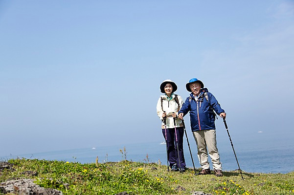 포토 JPG 주간 전신 식물 모자 라이프스타일 부부 여자 할아버지 노년 남자 꽃 할머니 바다 가방 배낭 지팡이 하늘 레저 한국 아웃도어 서기 미소 웃음 사람 동양인 잔디 초원 해변 야외 두명 앞모습 레포츠 실버라이프 운동 제주도 노부부 등산 트래킹 활발 한국인 풀 막대기 60대 상쾌 섭지코지 노인만 국내포토 자연요소 커플 잡화 감정 아시아 뷰포인트 컨셉 모션 표정 건강 인종 성인 생활 성인만 파일형식