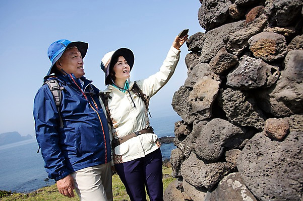 포토 JPG 주간 식물 모자 라이프스타일 부부 여자 할아버지 노년 남자 할머니 바다 하늘 레저 한국 아웃도어 서기 미소 웃음 들기 사람 동양인 상반신 해변 야외 두명 레포츠 실버라이프 운동 제주도 노부부 등산 트래킹 활발 한국인 돌_바위 바위 석탑 60대 상쾌 섭지코지 노인만 국내포토 자연요소 커플 잡화 감정 아시아 컨셉 모션 표정 건강 인종 성인 생활 탑 성인만 파일형식