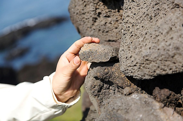 포토 JPG 주간 손 여자 한국 한명 사람 야외 아웃포커스 신체부위 제주도 활발 돌_바위 바위 석탑 상쾌 섭지코지 국내포토 자연요소 1 감정 아시아 컨셉 촬영기법 탑 파일형식