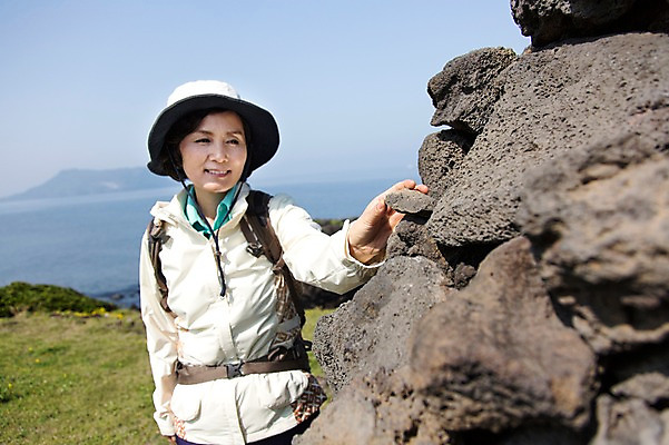 포토 JPG 주간 식물 모자 라이프스타일 여자 노년 꽃 할머니 바다 하늘 레저 한국 아웃도어 한명 서기 미소 웃음 사람 동양인 잔디 초원 상반신 해변 야외 앞모습 아웃포커스 레포츠 실버라이프 운동 제주도 등산 트래킹 활발 한국인 돌_바위 바위 풀 석탑 60대 상쾌 섭지코지 여자만 여자한명만 노인만 노인여자만 노인여자한명만 국내포토 자연요소 1 잡화 감정 아시아 뷰포인트 컨셉 모션 촬영기법 표정 건강 인종 성인 생활 탑 성인만 파일형식