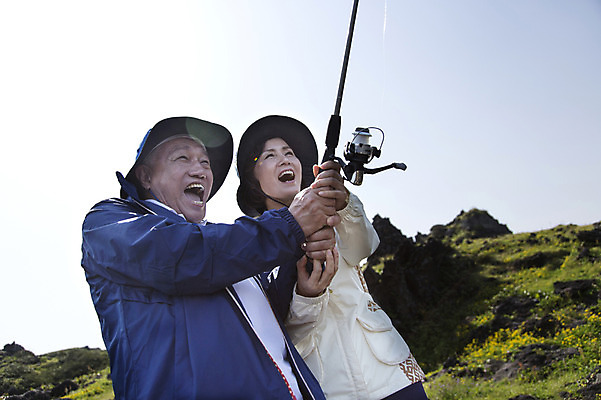 포토 JPG 주간 식물 모자 라이프스타일 부부 여자 할아버지 노년 남자 꽃 할머니 하늘 레저 낚시 한국 아웃도어 서기 미소 웃음 들기 사람 동양인 상반신 야외 두명 아웃포커스 레포츠 실버라이프 운동 제주도 노부부 트래킹 활발 한국인 돌_바위 바위 낚싯대 60대 상쾌 섭지코지 노인만 국내포토 자연요소 커플 잡화 감정 아시아 컨셉 모션 촬영기법 표정 건강 인종 성인 생활 낚시용품 성인만 파일형식
