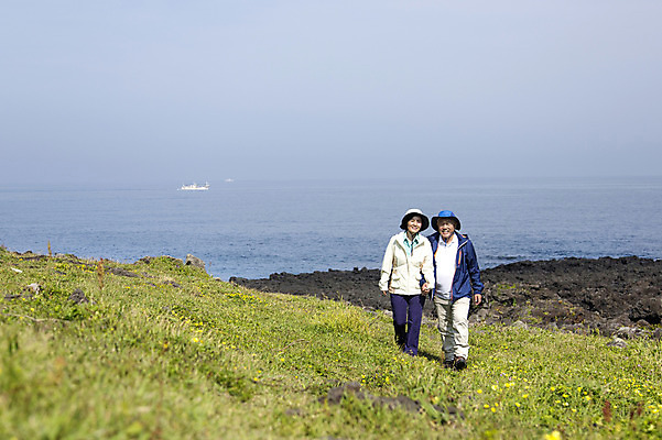 포토 JPG 주간 전신 식물 모자 라이프스타일 부부 여자 할아버지 노년 남자 꽃 할머니 바다 하늘 레저 한국 아웃도어 서기 미소 웃음 사람 동양인 잔디 초원 해변 야외 두명 앞모습 레포츠 실버라이프 운동 제주도 걷기 손잡기 노부부 등산 트래킹 활발 한국인 돌_바위 바위 풀 60대 상쾌 섭지코지 선박 노인만 국내포토 자연요소 커플 잡화 감정 아시아 뷰포인트 컨셉 수상교통 모션 표정 건강 인종 성인 생활 성인만 파일형식