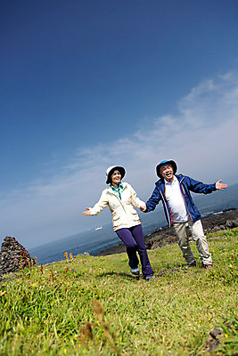 포토 JPG 주간 전신 식물 구름 모자 라이프스타일 부부 여자 할아버지 노년 남자 꽃 할머니 바다 하늘 팔벌리기 레저 한국 아웃도어 서기 미소 웃음 사람 동양인 잔디 초원 해변 야외 두명 앞모습 레포츠 실버라이프 운동 제주도 걷기 손잡기 노부부 등산 트래킹 활발 한국인 돌_바위 바위 풀 60대 상쾌 섭지코지 노인만 국내포토 자연요소 커플 잡화 감정 아시아 뷰포인트 컨셉 모션 표정 건강 인종 성인 생활 성인만 파일형식