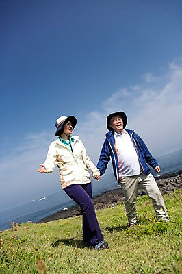 포토 JPG 주간 전신 식물 구름 모자 라이프스타일 부부 여자 할아버지 노년 남자 꽃 할머니 바다 하늘 레저 한국 아웃도어 서기 미소 웃음 사람 동양인 손짓 잔디 초원 해변 야외 두명 레포츠 실버라이프 운동 제주도 손잡기 노부부 등산 트래킹 활발 한국인 돌_바위 바위 풀 60대 상쾌 섭지코지 노인만 국내포토 자연요소 커플 잡화 감정 아시아 컨셉 모션 표정 건강 인종 성인 생활 성인만 파일형식