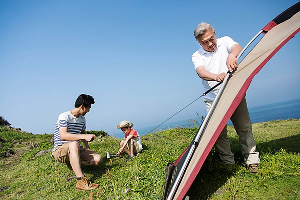 포토 JPG 주간 전신 식물 라이프스타일 할아버지 노년 남자 꽃 행복 아들 어린이 바다 여행 가족 하늘 한국 텐트 서기 들기 사람 앉기 동양인 소년 잔디 초원 성인 야외 앞모습 세명 30대 부모 제주도 화목 다정 캠핑 한국인 자녀 가족라이프 풀 아빠 60대 망치 섭지코지 부자지간 남자만 국내포토 자연요소 감정 아시아 뷰포인트 컨셉 관계 모션 레저 캠핑도구 인종 생활 장년 공구 파일형식