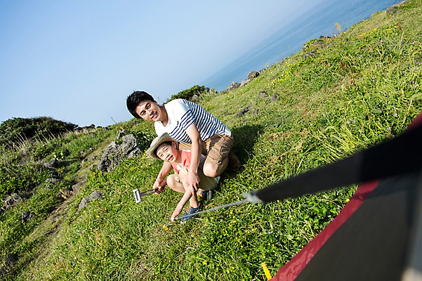 포토 JPG 주간 전신 나무 식물 라이프스타일 남자 꽃 행복 아들 어린이 바다 여행 가족 하늘 한국 텐트 미소 웃음 들기 사람 앉기 동양인 소년 잔디 초원 성인 야외 두명 30대 부모 제주도 화목 다정 캠핑 한국인 자녀 가족라이프 풀 아빠 망치 섭지코지 부자지간 남자만 국내포토 자연요소 감정 아시아 컨셉 관계 모션 레저 표정 캠핑도구 인종 생활 장년 공구 파일형식