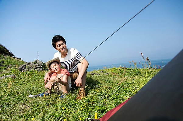 포토 JPG 주간 전신 식물 라이프스타일 남자 꽃 행복 아들 어린이 바다 여행 가족 하늘 한국 텐트 미소 웃음 사람 앉기 동양인 소년 잔디 초원 성인 야외 두명 30대 부모 제주도 화목 다정 캠핑 한국인 자녀 가족라이프 풀 아빠 망치 섭지코지 부자지간 남자만 국내포토 자연요소 감정 아시아 컨셉 관계 모션 레저 표정 캠핑도구 인종 생활 장년 공구 파일형식