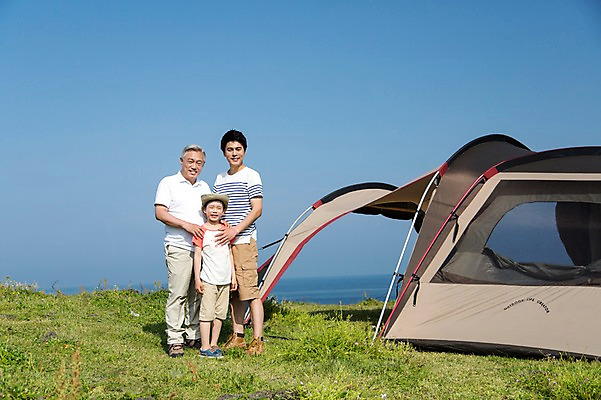 포토 JPG 주간 전신 식물 라이프스타일 할아버지 노년 남자 꽃 행복 아들 어린이 바다 여행 가족 하늘 손자 한국 텐트 서기 미소 웃음 사람 동양인 소년 잔디 초원 성인 야외 앞모습 세명 30대 부모 제주도 화목 다정 캠핑 한국인 자녀 가족라이프 풀 아빠 60대 섭지코지 부자지간 남자만 국내포토 자연요소 감정 아시아 뷰포인트 컨셉 관계 모션 레저 표정 캠핑도구 인종 생활 장년 손주 파일형식