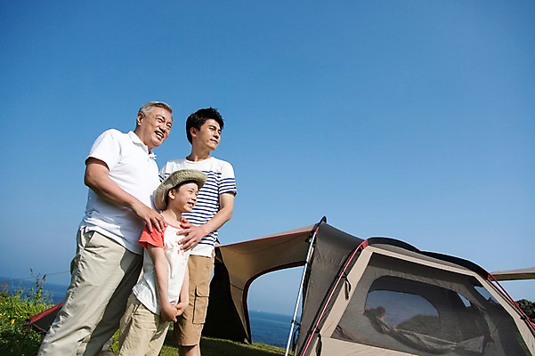 포토 JPG 주간 식물 라이프스타일 응시 할아버지 노년 남자 행복 아들 어린이 바다 여행 가족 하늘 손자 한국 텐트 서기 미소 웃음 사람 동양인 소년 잔디 초원 상반신 성인 야외 세명 30대 부모 제주도 화목 다정 캠핑 한국인 자녀 가족라이프 풀 아빠 60대 섭지코지 부자지간 남자만 국내포토 자연요소 시선 감정 아시아 컨셉 관계 모션 레저 표정 캠핑도구 인종 생활 장년 손주 파일형식